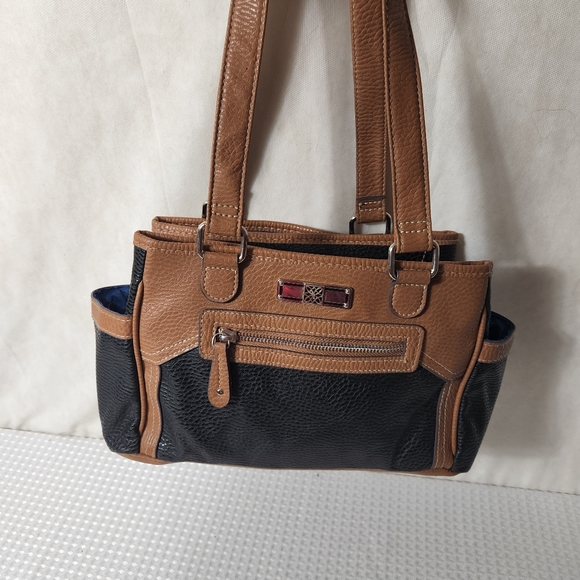 2 Vera Wang and 1 unbranded black patent leather shoulder bags - Picture 11 of 15